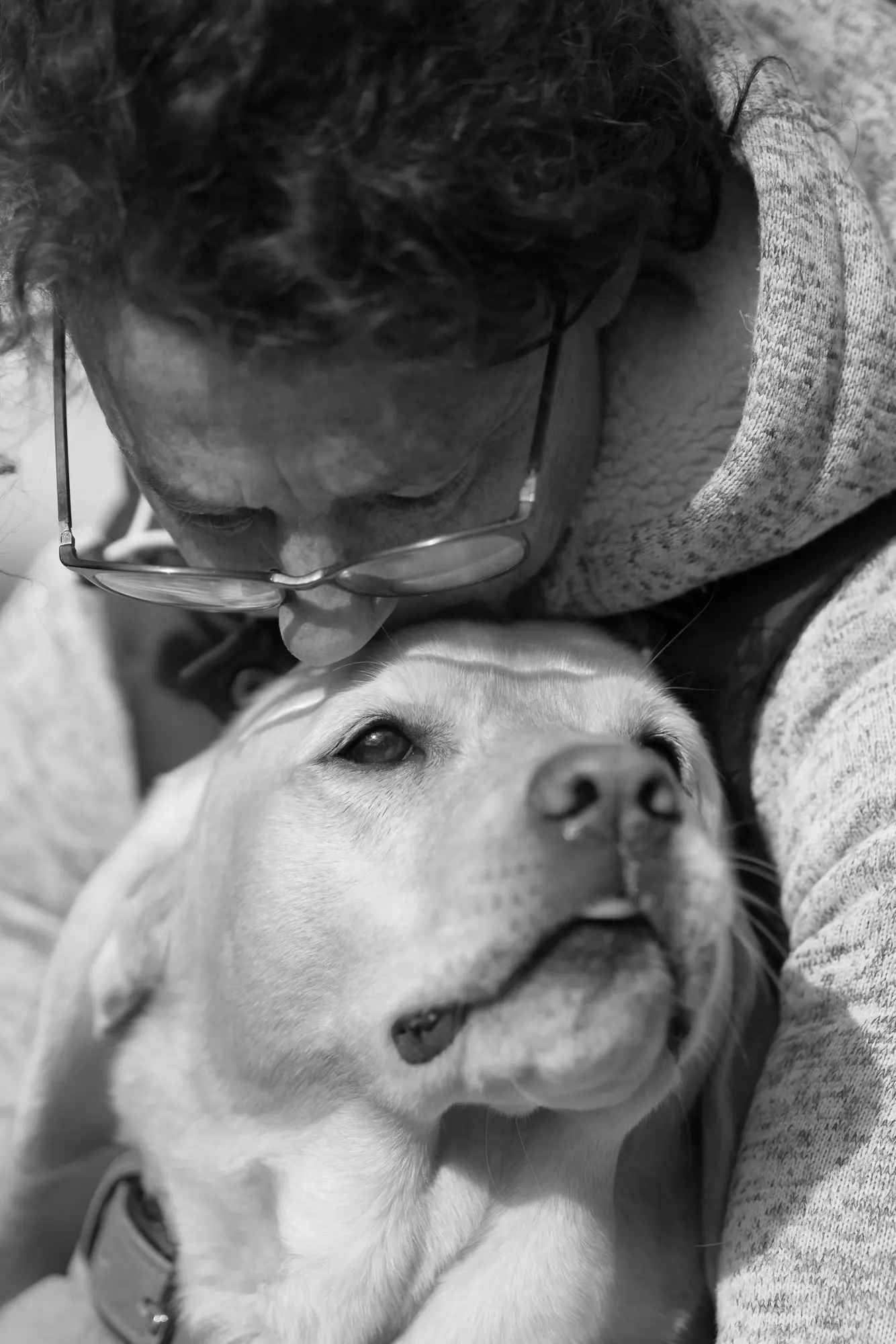 Porträt eine Frau kuschelt mit ihrem Hund
