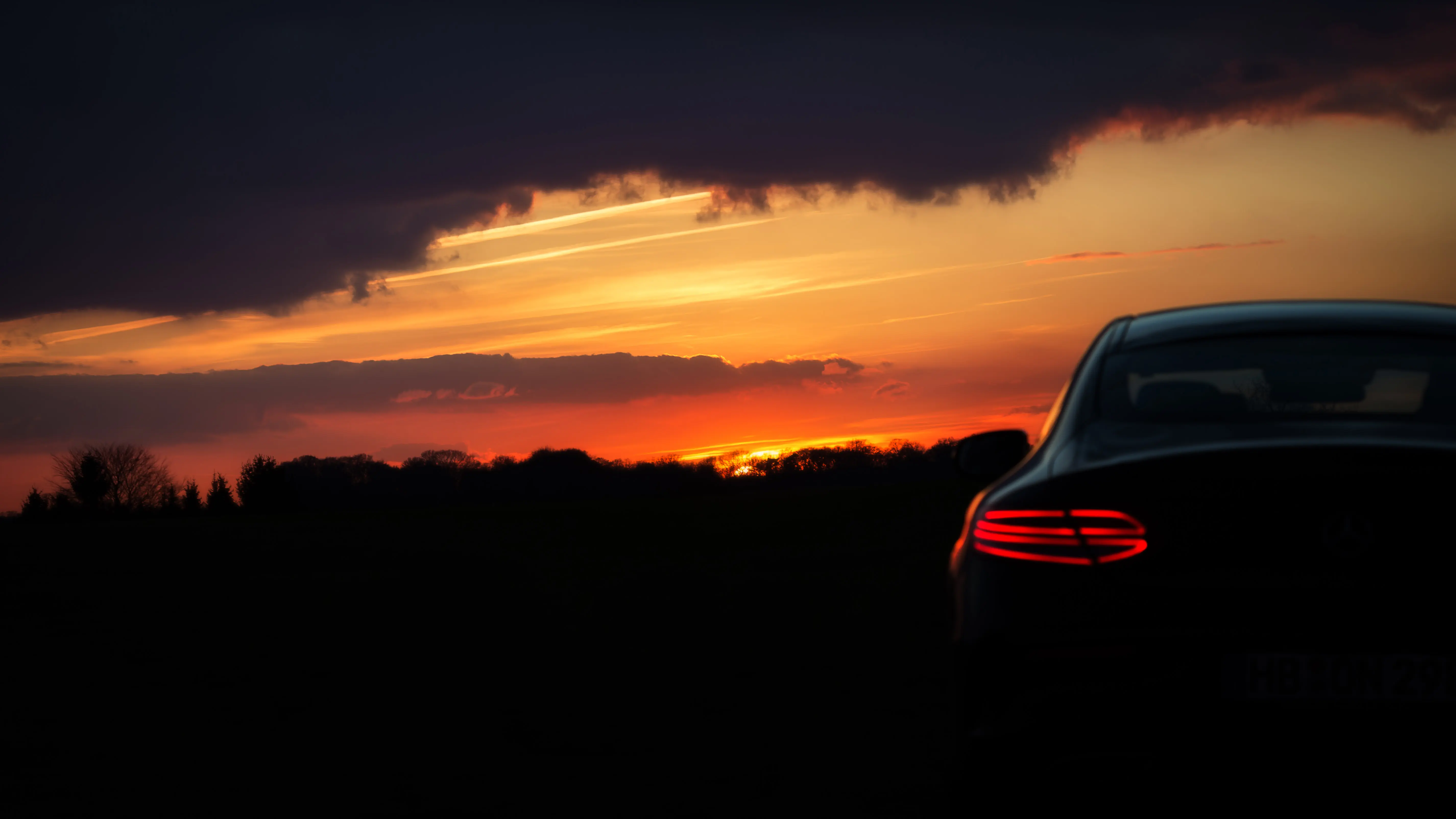 Mercedes Benz Coupé bei Sonnenuntergang